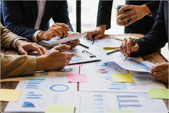 Equipe analisando indicadores financeiros
